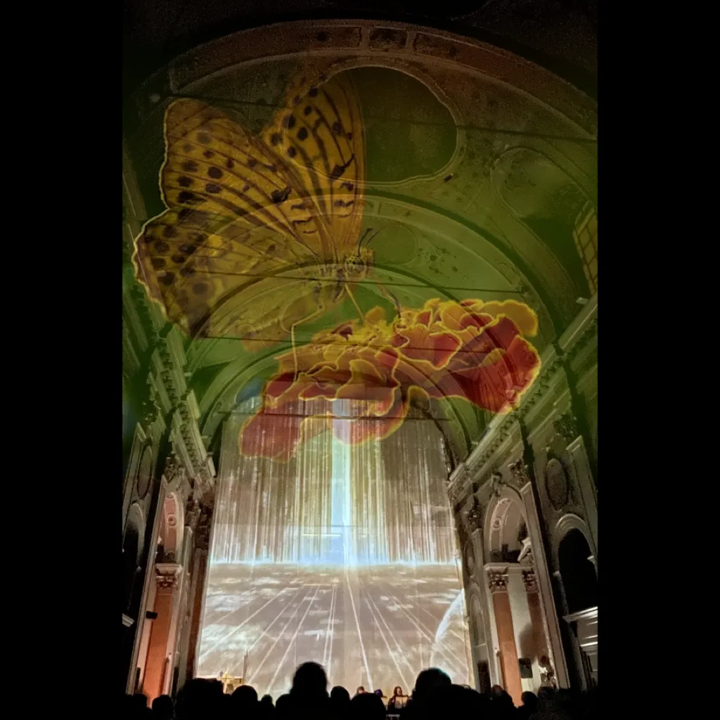 LucciCanti — farfalla e fiore proiettati sulla volta di una chiesa, videomapping architetturale SUONO E LUCE