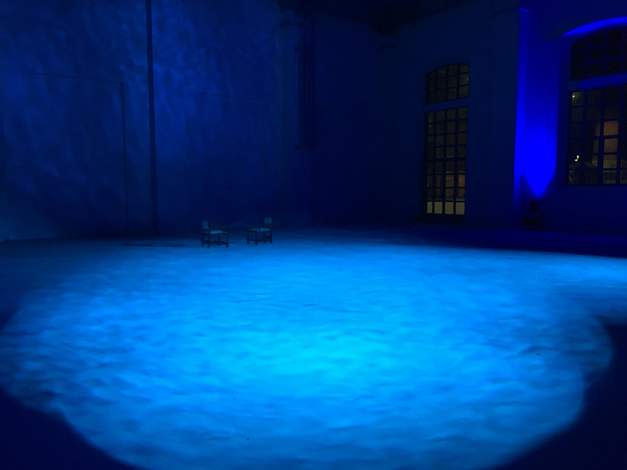 Palcoscenico illuminato da luce blu con sedie in platea — SUONO E LUCE, Seriate (Bergamo)