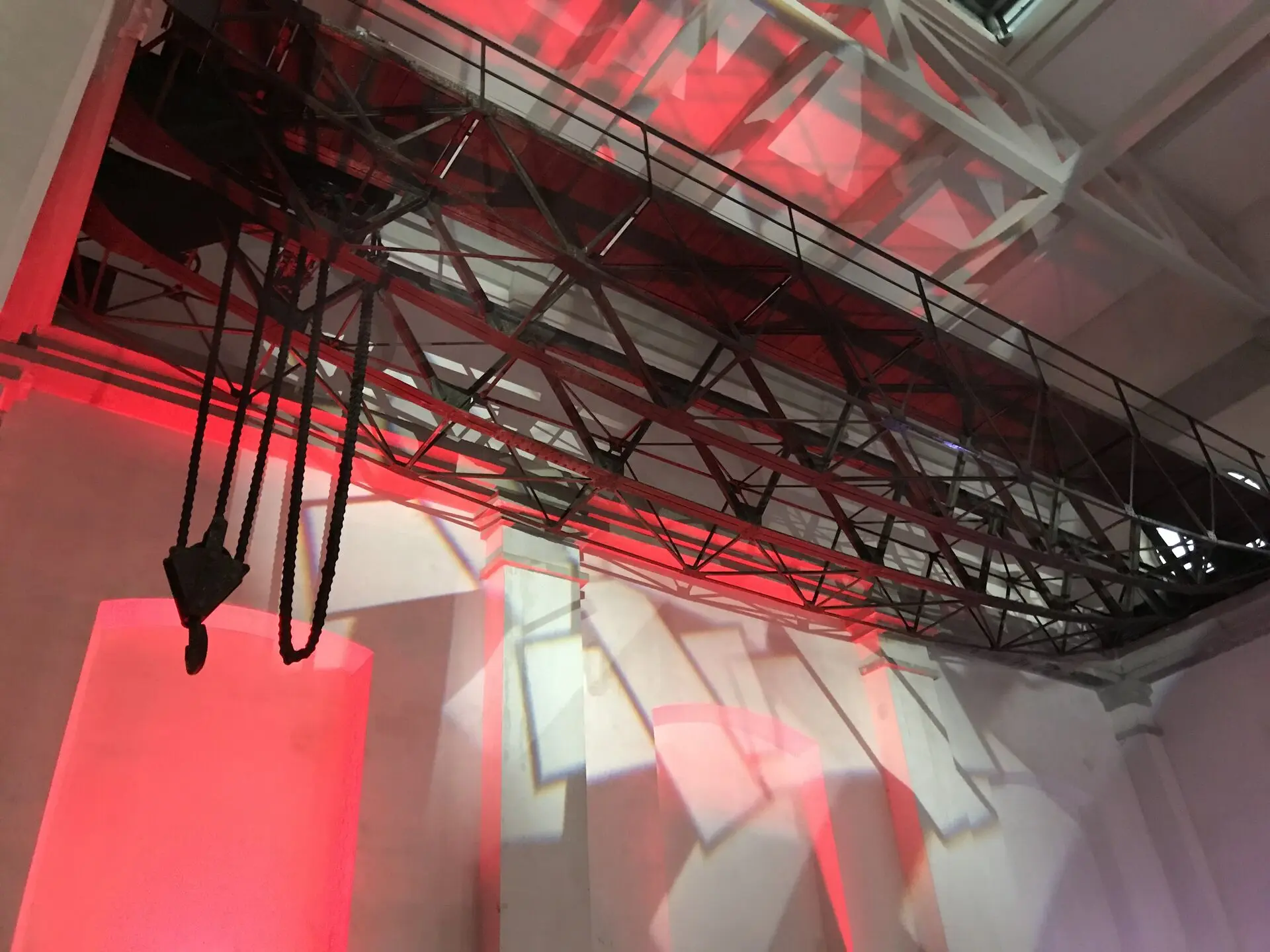 Carroponte e strutture industriali illuminati di rosso alla Ex Centrale ENEL di Bergamo — composizioni illuminotecniche SUONO E LUCE per Civiltà Industriale