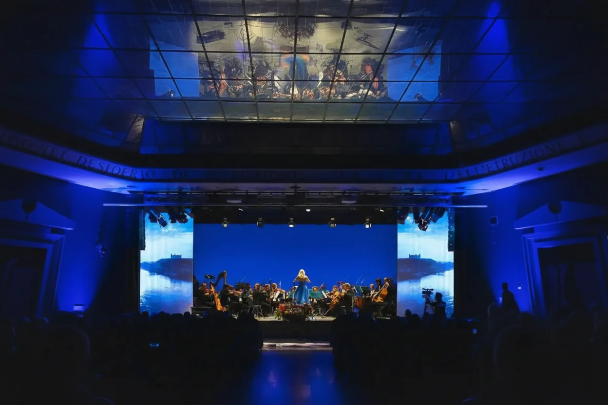 Concerti — orchestra Ars Armonica con videoproiezioni e scenografia digitale sotto soffitto in vetrate artistiche, SUONO E LUCE