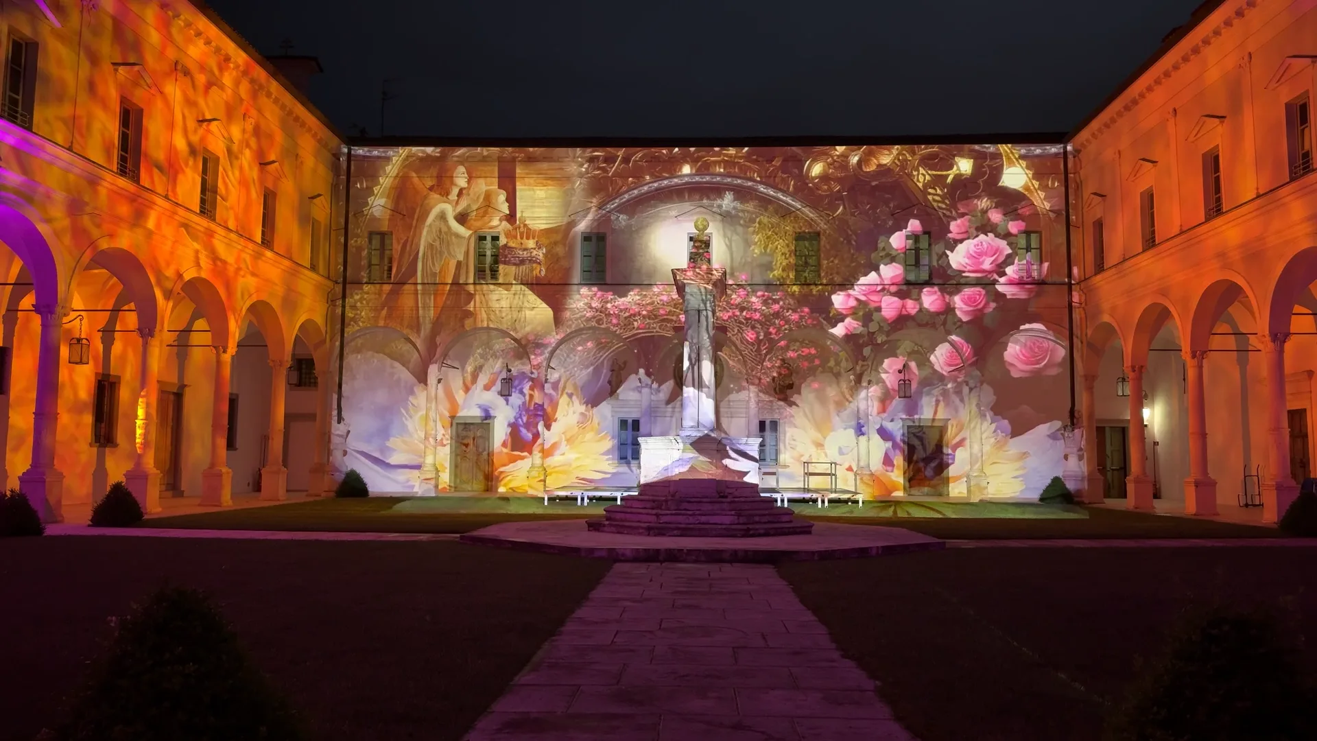 Abbazia di San Paolo d’Argon — videomapping architetturale con angeli e rose proiettati sul chiostro