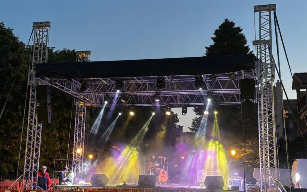 Palco illuminato alla Festa di San Giorgio, Pioltello (MI) — luci e audio SUONO E LUCE