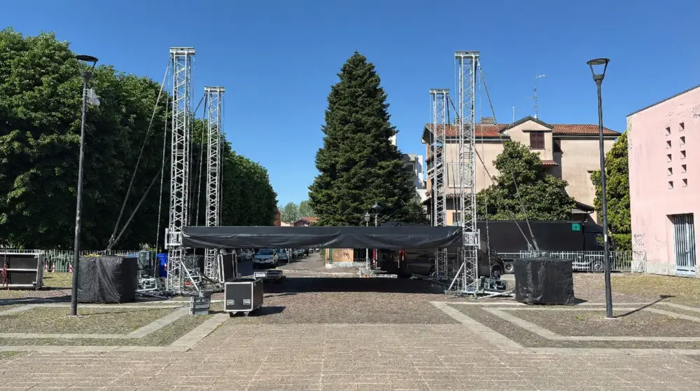 Montaggio palco alla Festa di San Giorgio, Limito di Pioltello (MI) — allestimento SUONO E LUCE