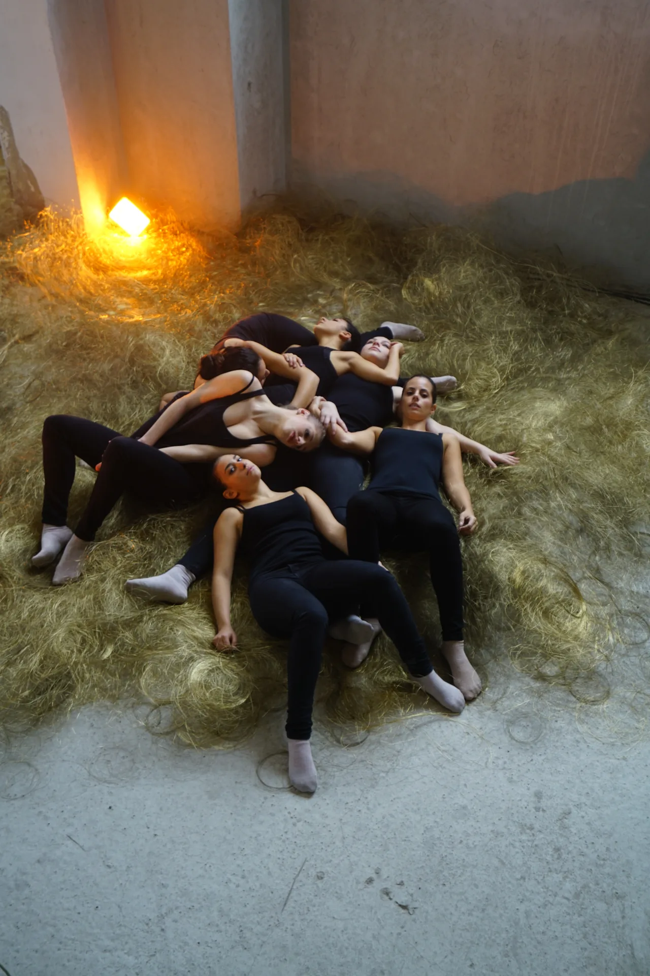 Danzatrici sdraiate su chilometri di filo d'ottone per elettroerosione alla Ex Centrale ENEL — teatro-danza e patrimonio industriale, Civiltà Industriale SUONO E LUCE